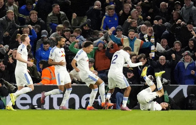 Brenden Aaronson sau pha đi bóng và dứt điểm quyết định giúp Leeds gia tăng cách biệt.