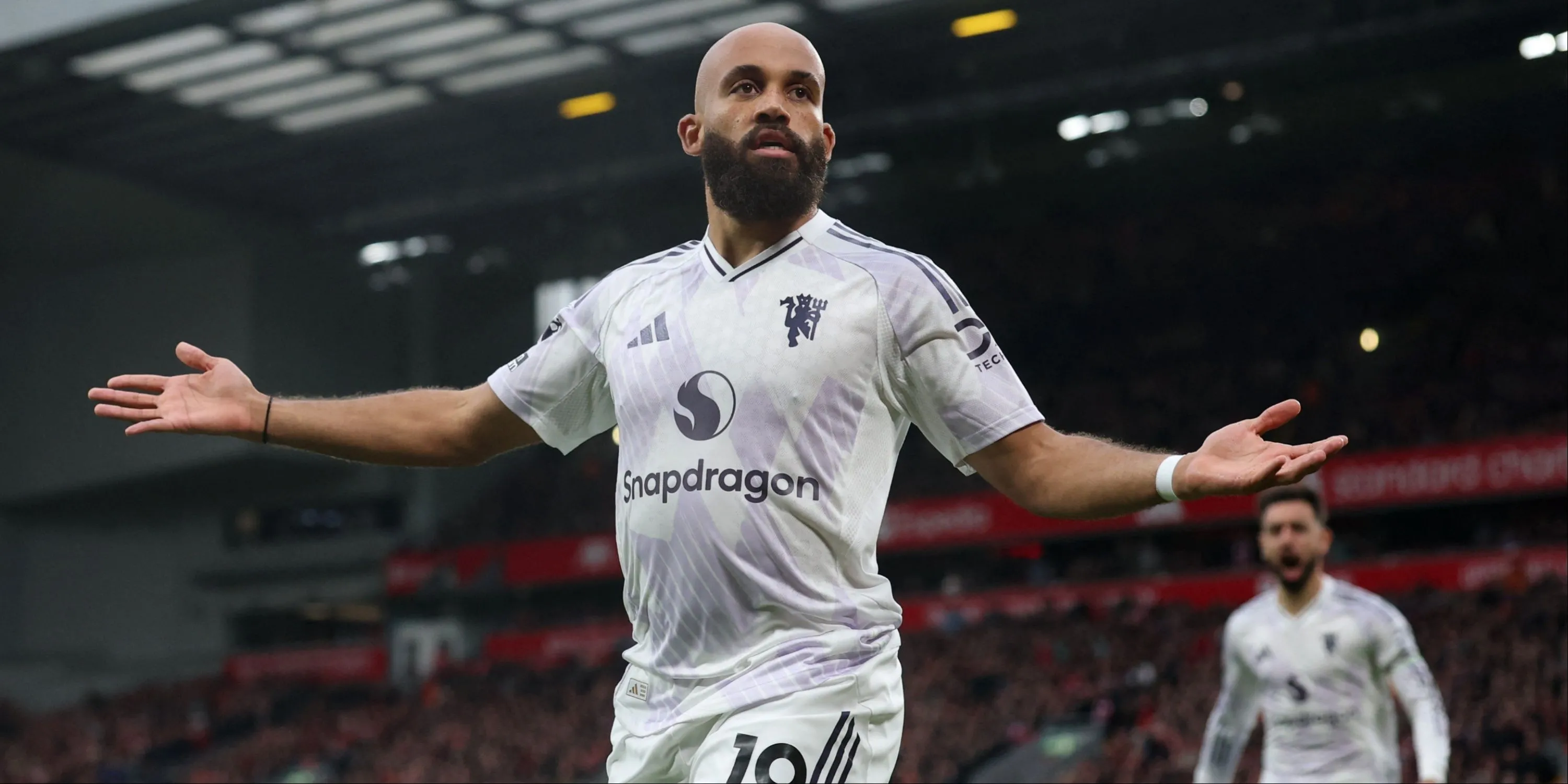 Bryan Mbeumo ăn mừng bàn thắng: chân trái lợi hại và khả năng di chuyển khiến anh được so sánh với van Persie