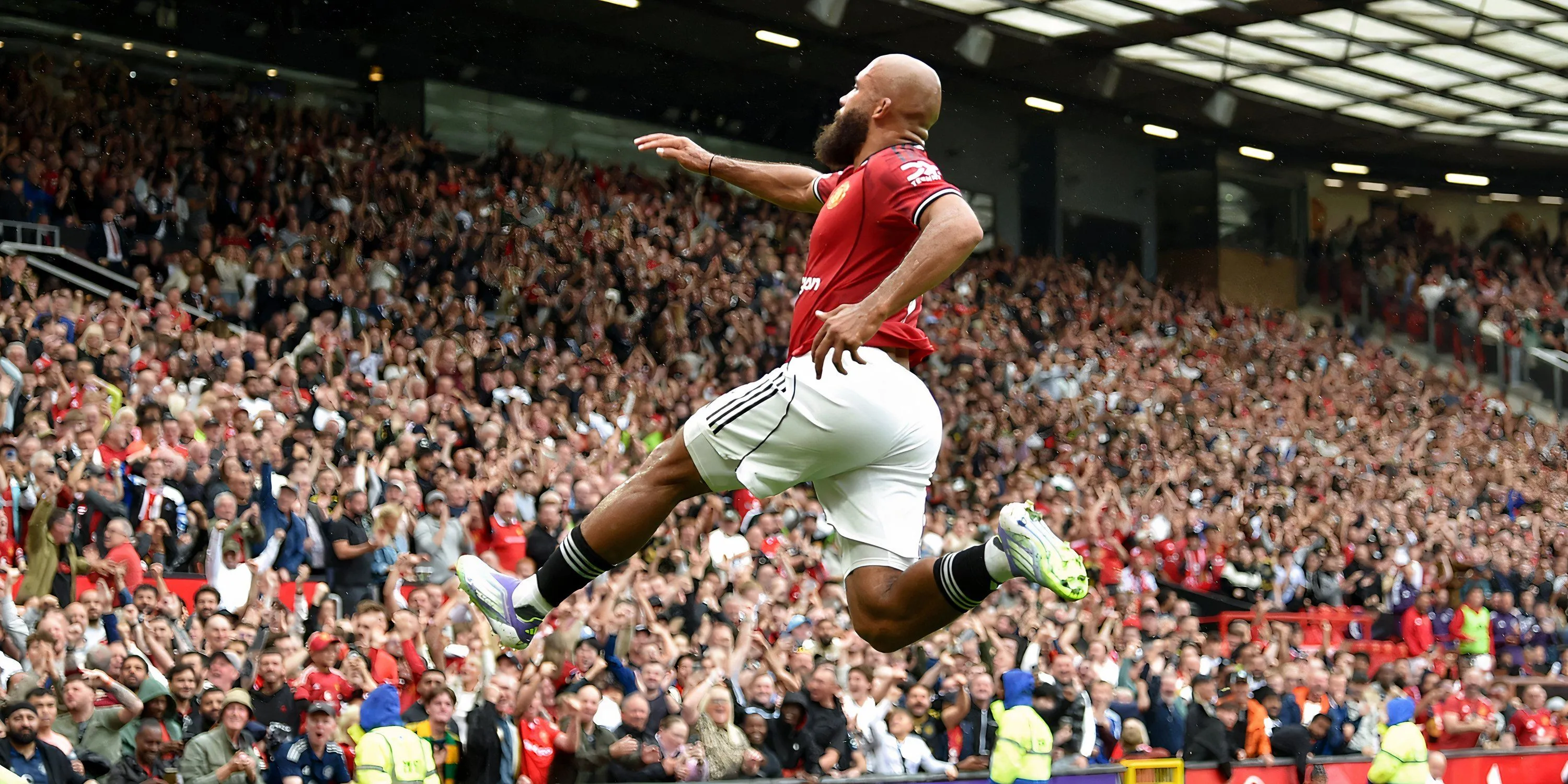 Bryan Mbeumo ăn mừng bàn thắng cho Man United