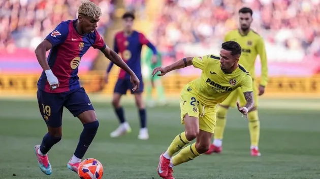 Cầu thủ Barcelona và Villarreal chuẩn bị vào sân trong trận bị hủy, biểu tượng cho xung đột giữa truyền thống và thương mại.