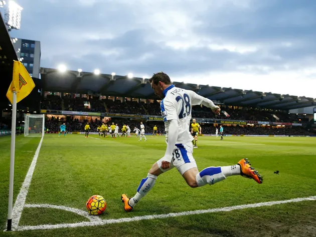 Cầu thủ chuẩn bị thực hiện quả phạt góc, một tình huống cơ hội và rủi ro trong bóng đá.