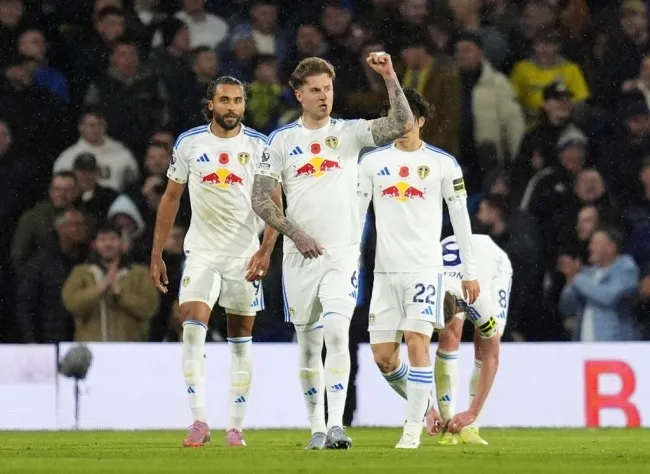 Cầu thủ Leeds ăn mừng bàn thắng, khung cảnh tại Elland Road sau khi dẫn 2-0.