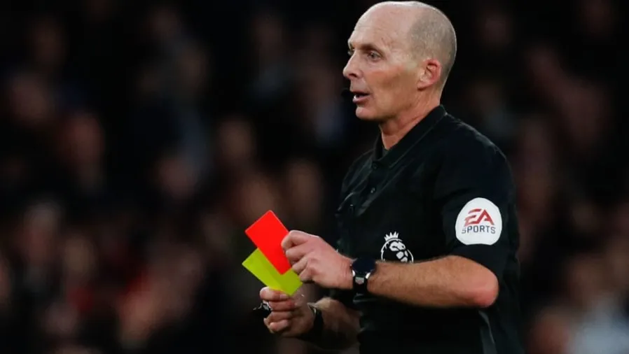 Cầu thủ sau khi nhận hai thẻ vàng trong cùng một trận sẽ bị trọng tài rút thẻ đỏ để truất quyền thi đấu.