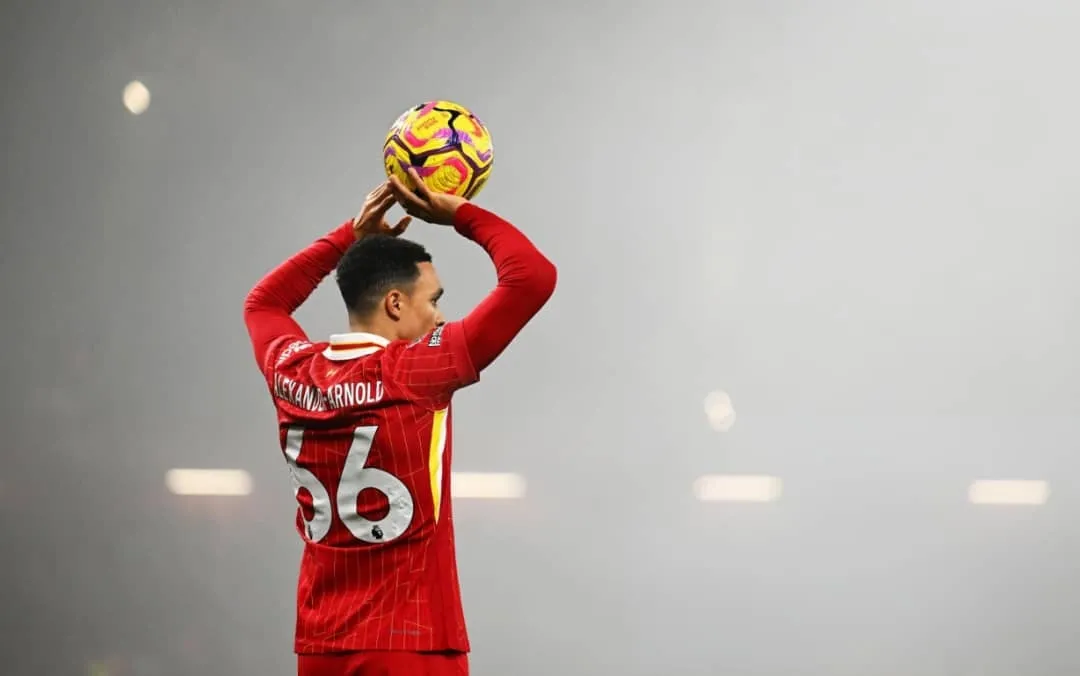 Cầu thủ thực hiện ném biên trong một trận đấu, minh họa kỹ thuật ném biên đúng chuẩn.