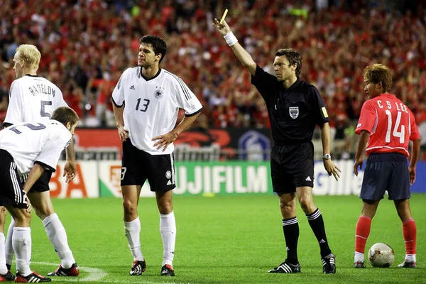Chiếc thẻ vàng khiến Michael Ballack bị treo giò ở trận chung kết World Cup 2002, ví dụ về sự hy sinh cá nhân vì đội tuyển.