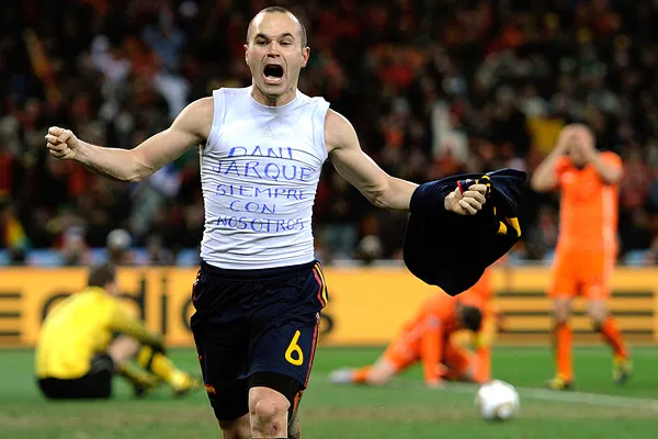 Cởi áo ăn mừng bàn thắng có thể bị phạt thẻ vàng theo luật.