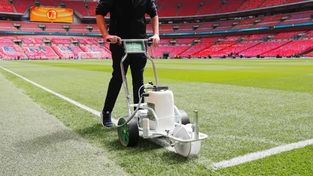 Công tác chăm sóc và bảo dưỡng mặt cỏ thường xuyên đóng vai trò quan trọng để giữ chất lượng sân thi đấu.