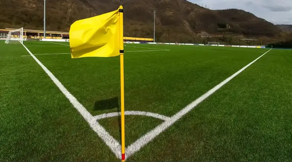 Cột cờ góc đặt ở bốn góc sân theo tiêu chuẩn luật IFAB, tạo mốc xác định ranh giới sân