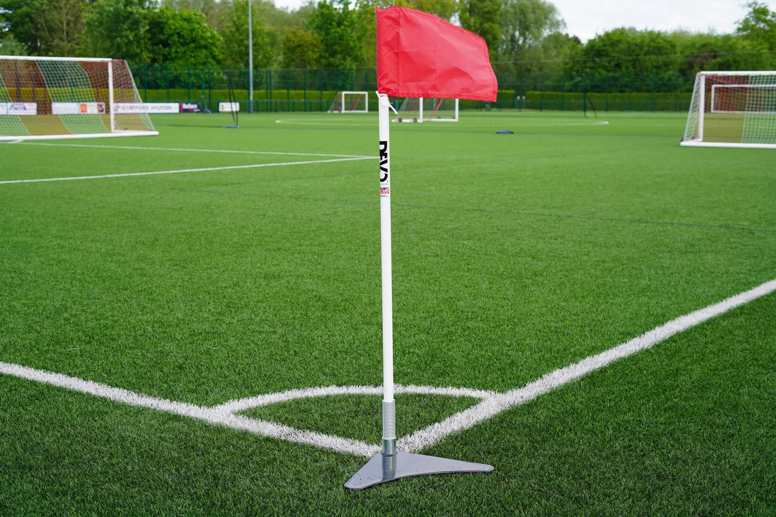 Cột cờ góc theo tiêu chuẩn chiều cao 1.5 mét, lá cờ màu nổi bật giúp quan sát các tình huống biên