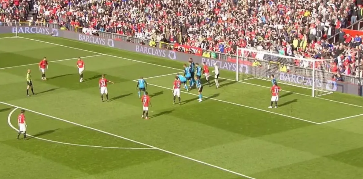 Cristiano Ronaldo ghi bàn từ tình huống đá phạt gián tiếp được phối hợp, hình ảnh từ trận MU vs Aston Villa mùa 2008/09