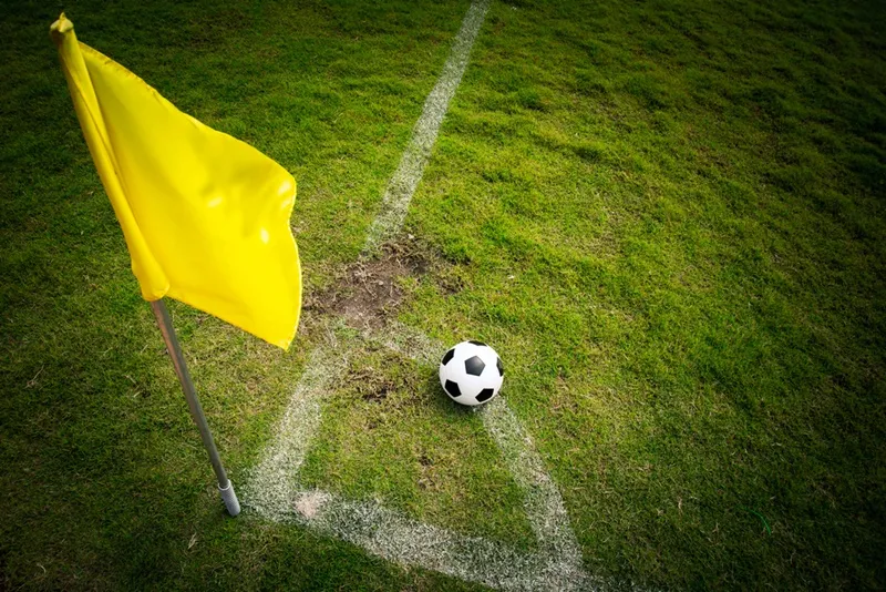 Cung tròn phạt góc bán kính 1m và cột cờ cao 1.5m, vị trí chuẩn trên sân.