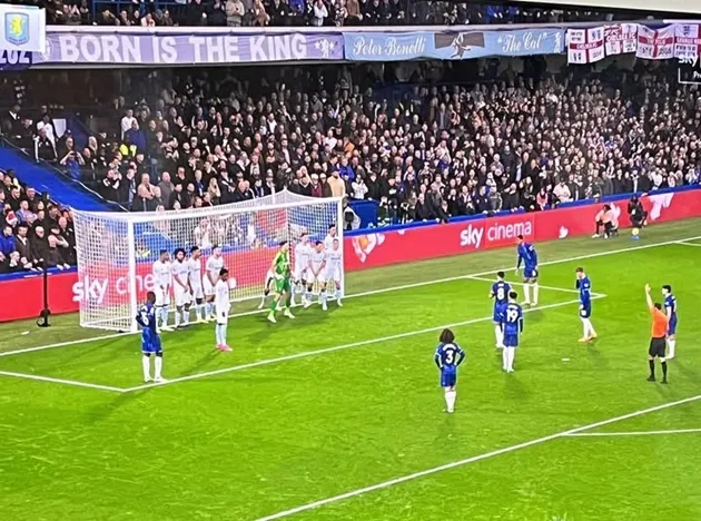 Đá phạt gián tiếp thường gây tranh cãi khi thủ môn bắt bóng từ đường chuyền đồng đội