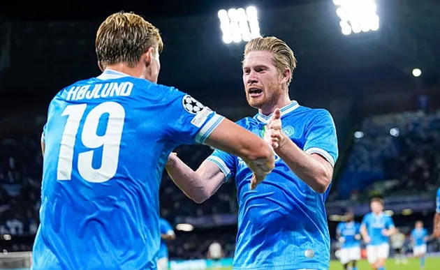 De Bruyne cần một tiền vệ che chắn để phát huy tối đa lợi thế khi đá &quot;số 9 ảo&quot;