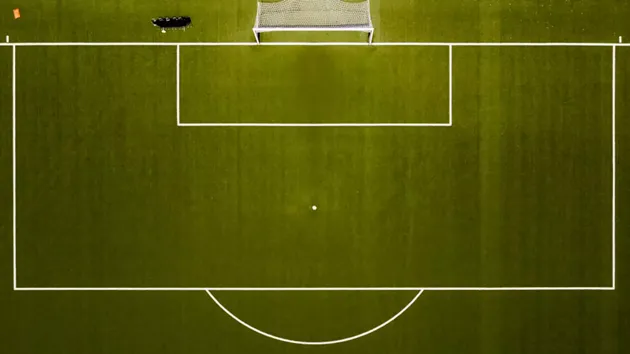 Điểm phạt đền nằm ở trung tâm vòng cấm địa; các cầu thủ ngoài vùng cấm phải đứng sau vòng cung penalty.