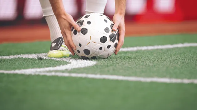 Đội hình phạt góc điển hình: tạt gần, tạt xa, và đá ngắn phối hợp là những phương án thường dùng