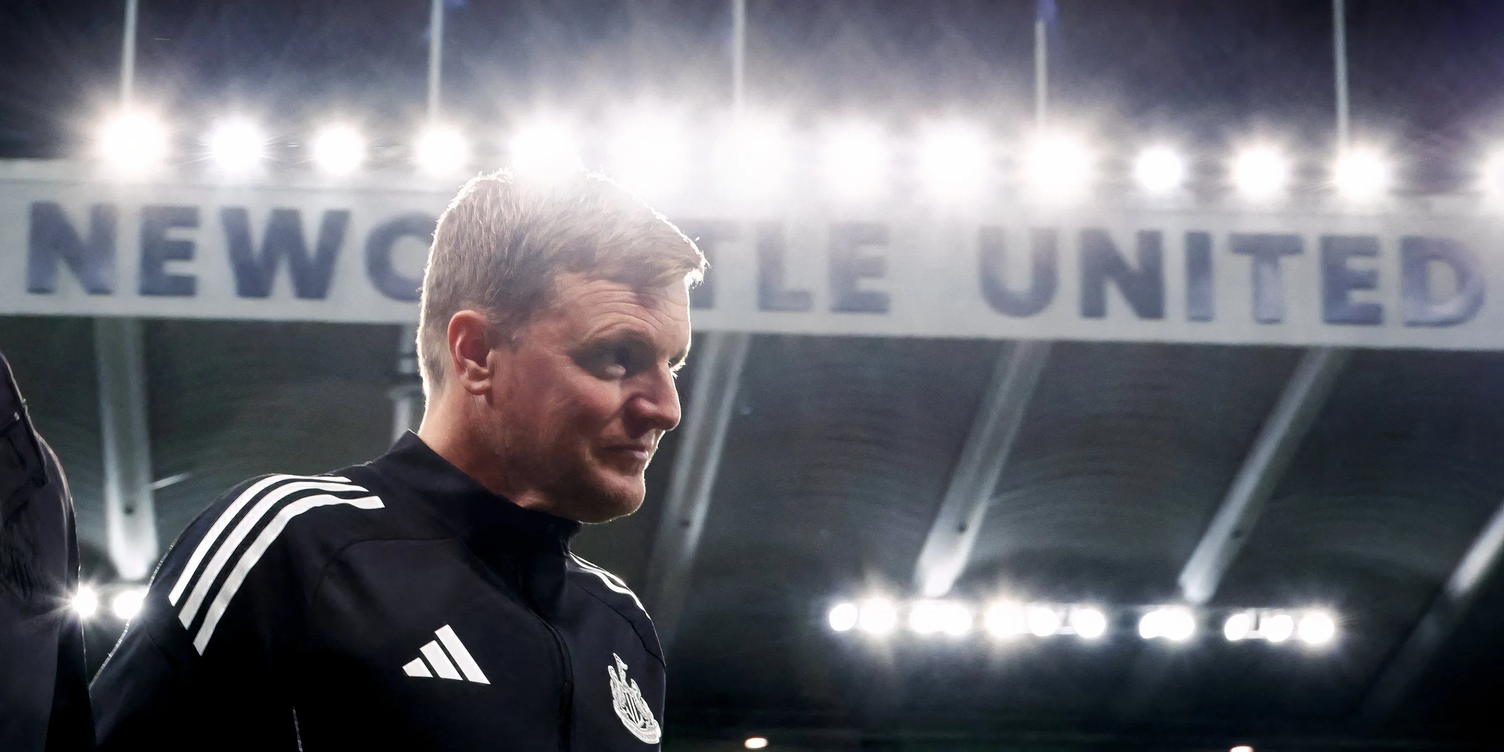 Eddie Howe chỉ đạo trên đường biên, ảnh thể hiện phong thái chiến lược của HLV Newcastle