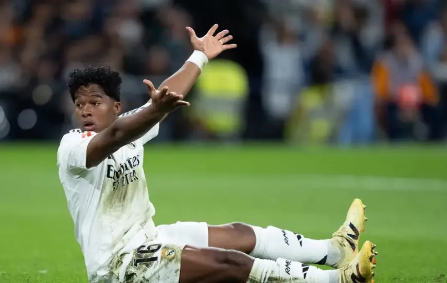 Endrick đứng bên ngoài sân tập Real Madrid, chưa có cơ hội ra sân dưới thời Xabi Alonso