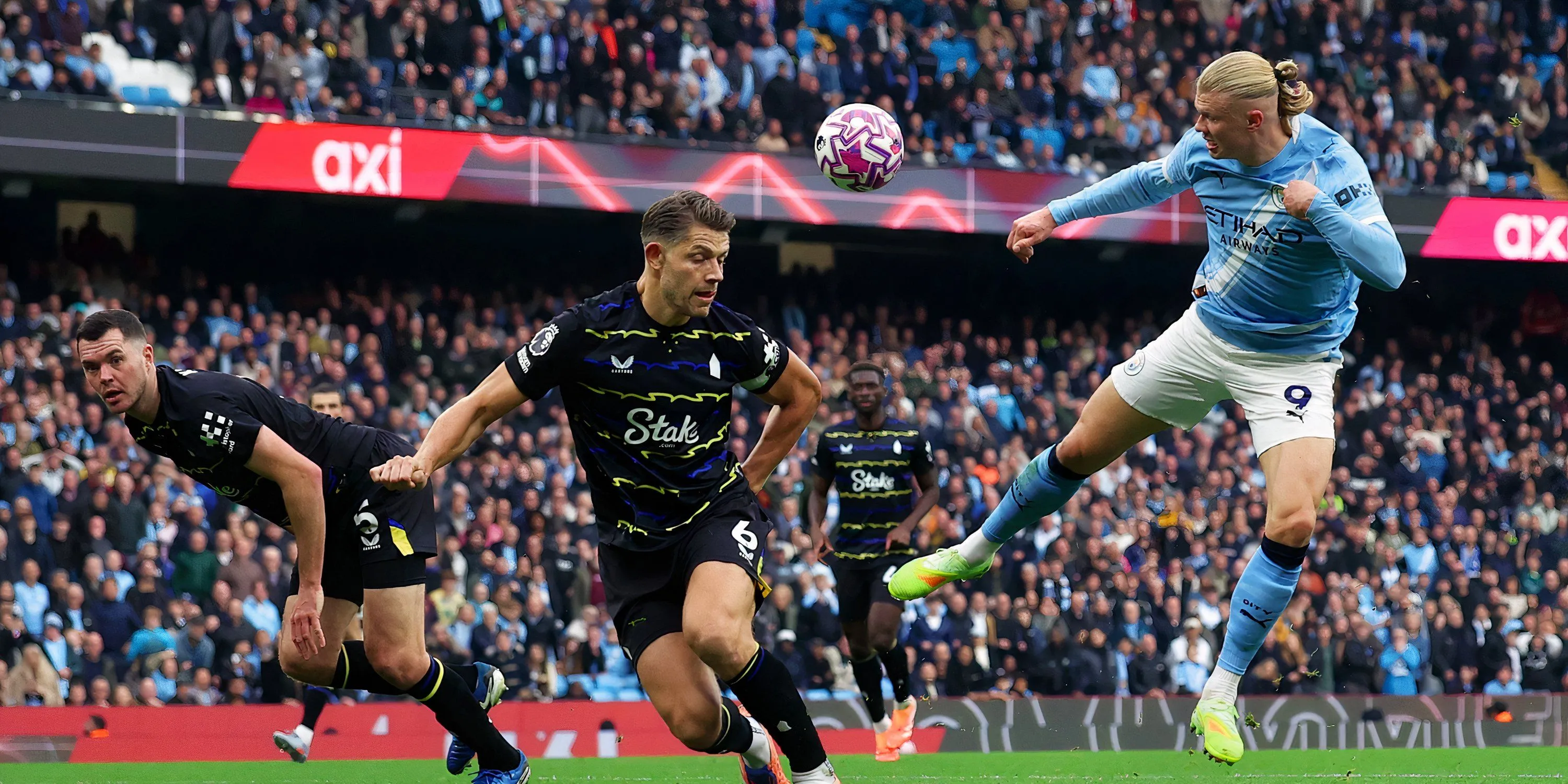 Erling Haaland ăn mừng bàn thắng trong màu áo Man City tại Etihad, biểu tượng của sức mạnh hàng công