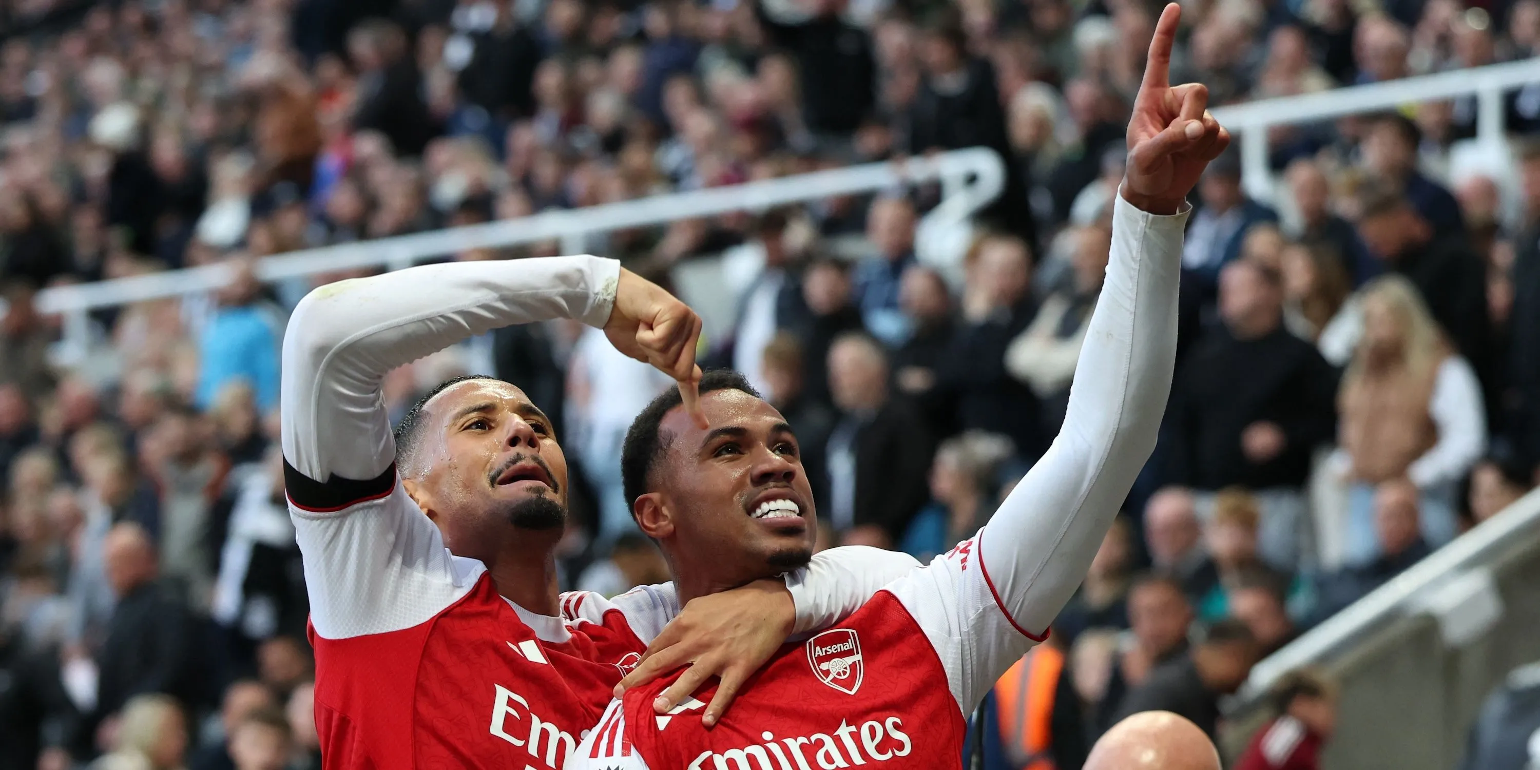 Gabriel và William Saliba ăn mừng bàn thắng, minh chứng cho cặp trung vệ Arsenal