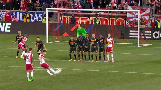 Hai loại đá phạt cơ bản theo Luật Bóng đá FIFA