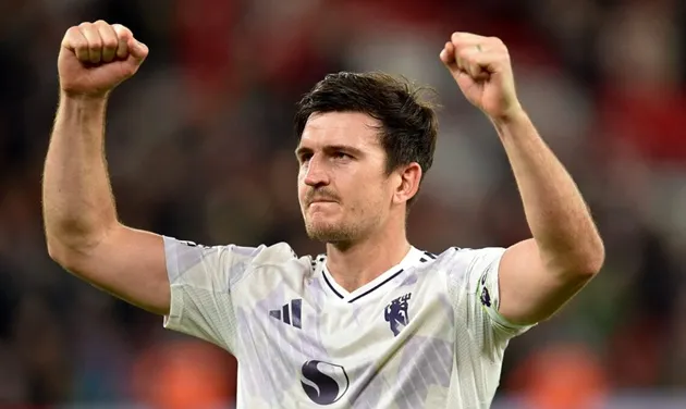 Harry Maguire trong màu áo Man United thi đấu ở trung tâm hàng thủ, thể hiện phong độ ổn định