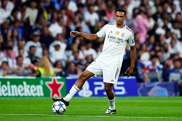 Hậu vệ biên hiện đại vừa phòng ngự vừa hỗ trợ tấn công, cần kỹ thuật và khả năng tạt bóng tốt.