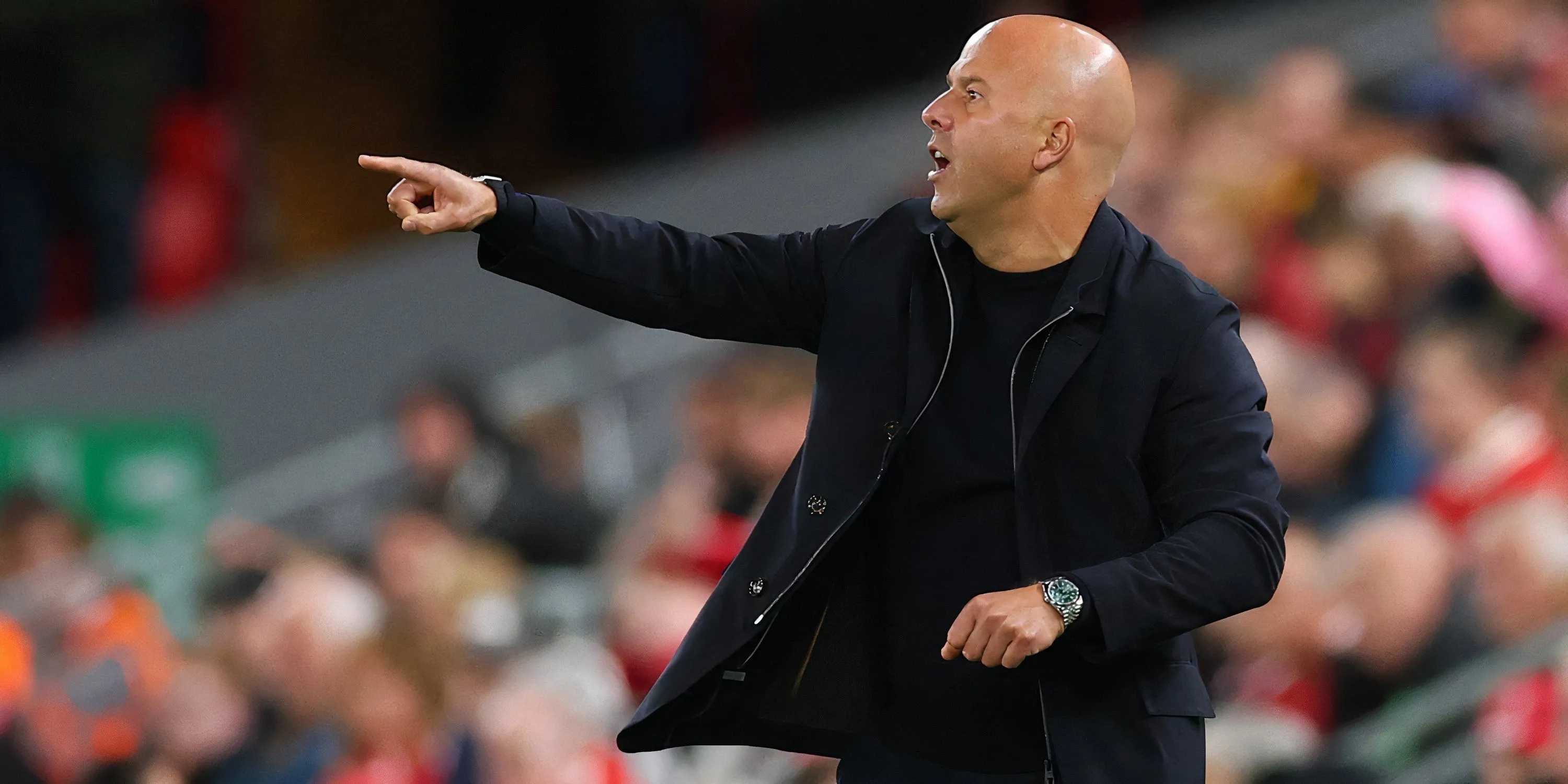 HLV Arne Slot tập trung chỉ đạo trận Liverpool vs Man Utd tại Anfield mùa này