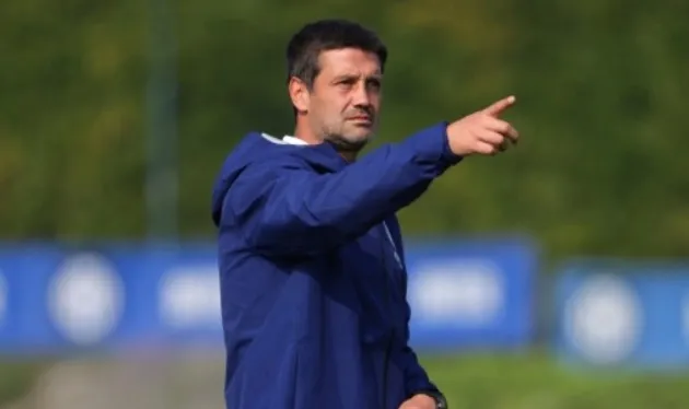 HLV Cristian Chivu trò chuyện thân mật với các cầu thủ tại trung tâm huấn luyện Appiano Gentile