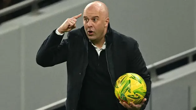 Huấn luyện viên sử dụng dữ liệu xG trên màn hình để phân tích hiệu suất đội bóng