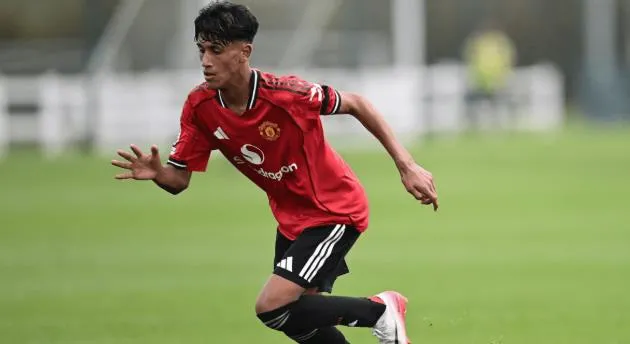 JJ Gabriel trong buổi tập cùng đội một Manchester United, thần đồng 15 tuổi thể hiện kỹ thuật và tiềm năng