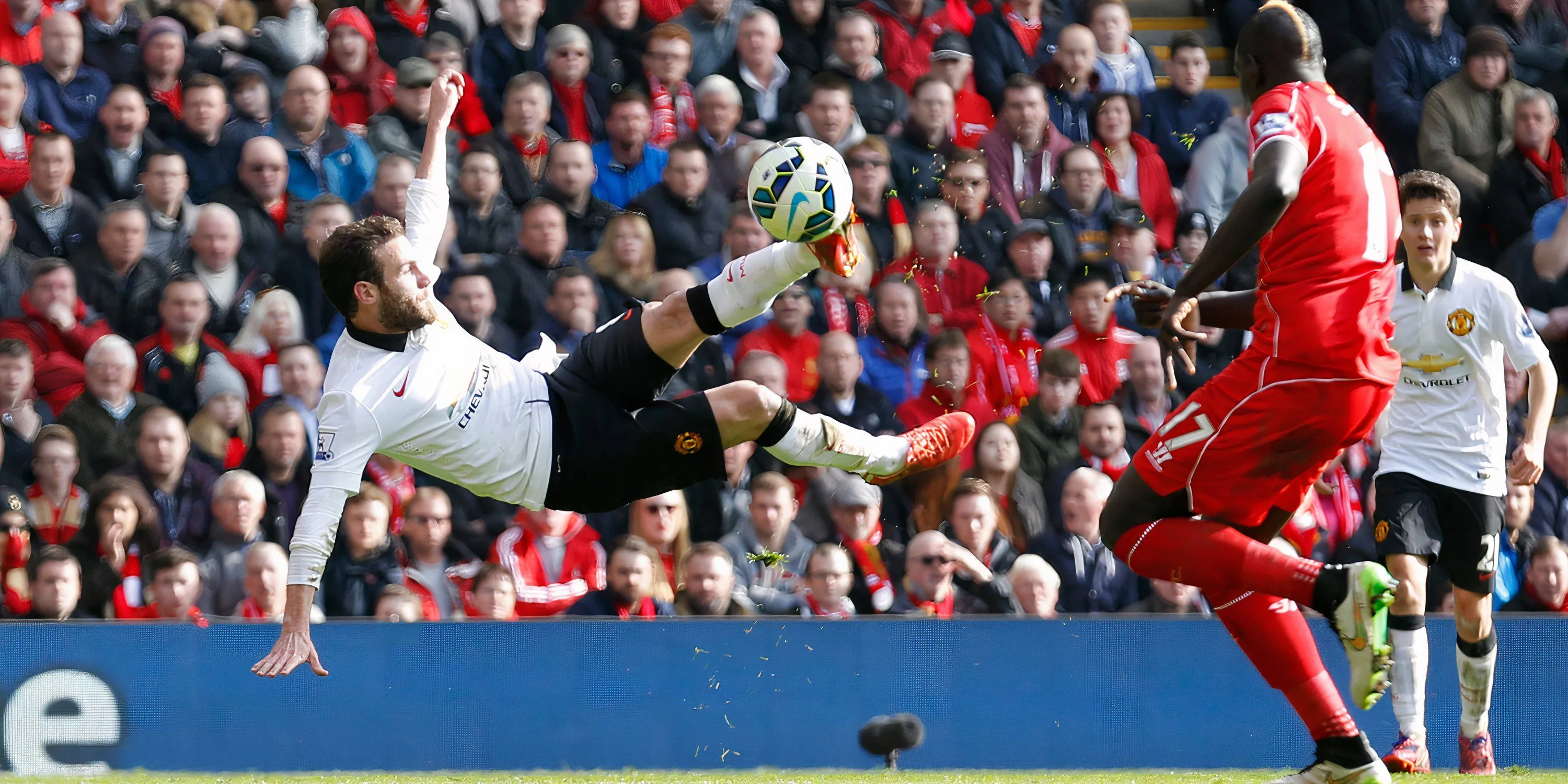Juan Mata ghi cú đúp tại Anfield 2015