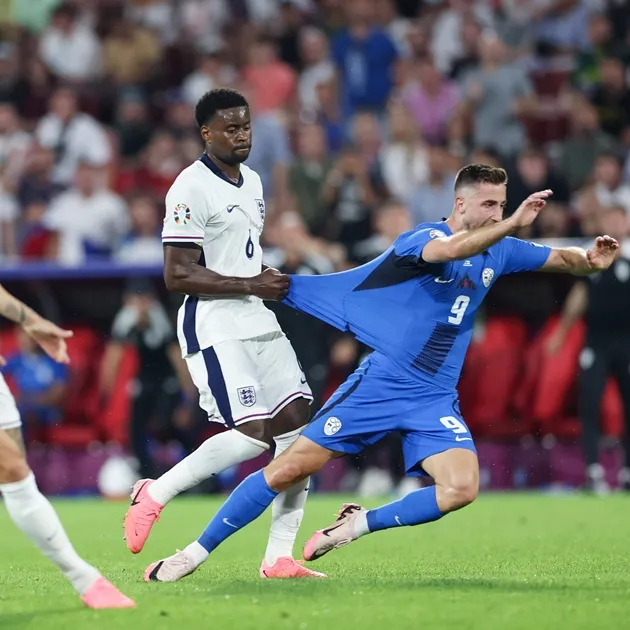 Kéo áo, xô đẩy — những lỗi thường dẫn đến đá phạt trực tiếp