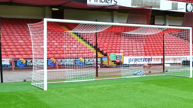 Khung thành chuẩn FIFA 7.32m x 2.44m, kích thước tiêu chuẩn trên sân bóng