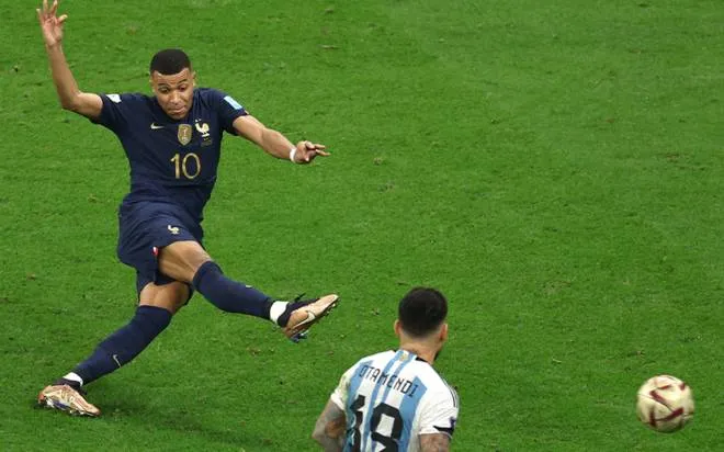 Kylian Mbappé ghi hat-trick giúp tuyển Pháp kéo trận chung kết World Cup 2022 vào hiệp phụ.