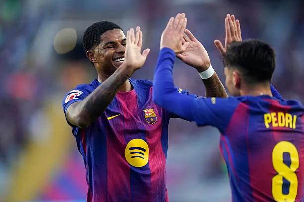 Marcus Rashford ca ngợi Pedri trong buổi tập của Barcelona trước El Clasico