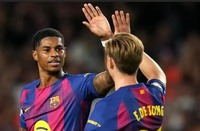 Marcus Rashford thân thiết với Frenkie de Jong trong màu áo Barcelona, thể hiện mối quan hệ đồng đội