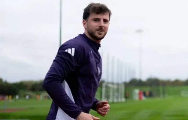 Mason Mount ôm lưng rời sân sau va chạm, Man United lo lắng về thể trạng cầu thủ