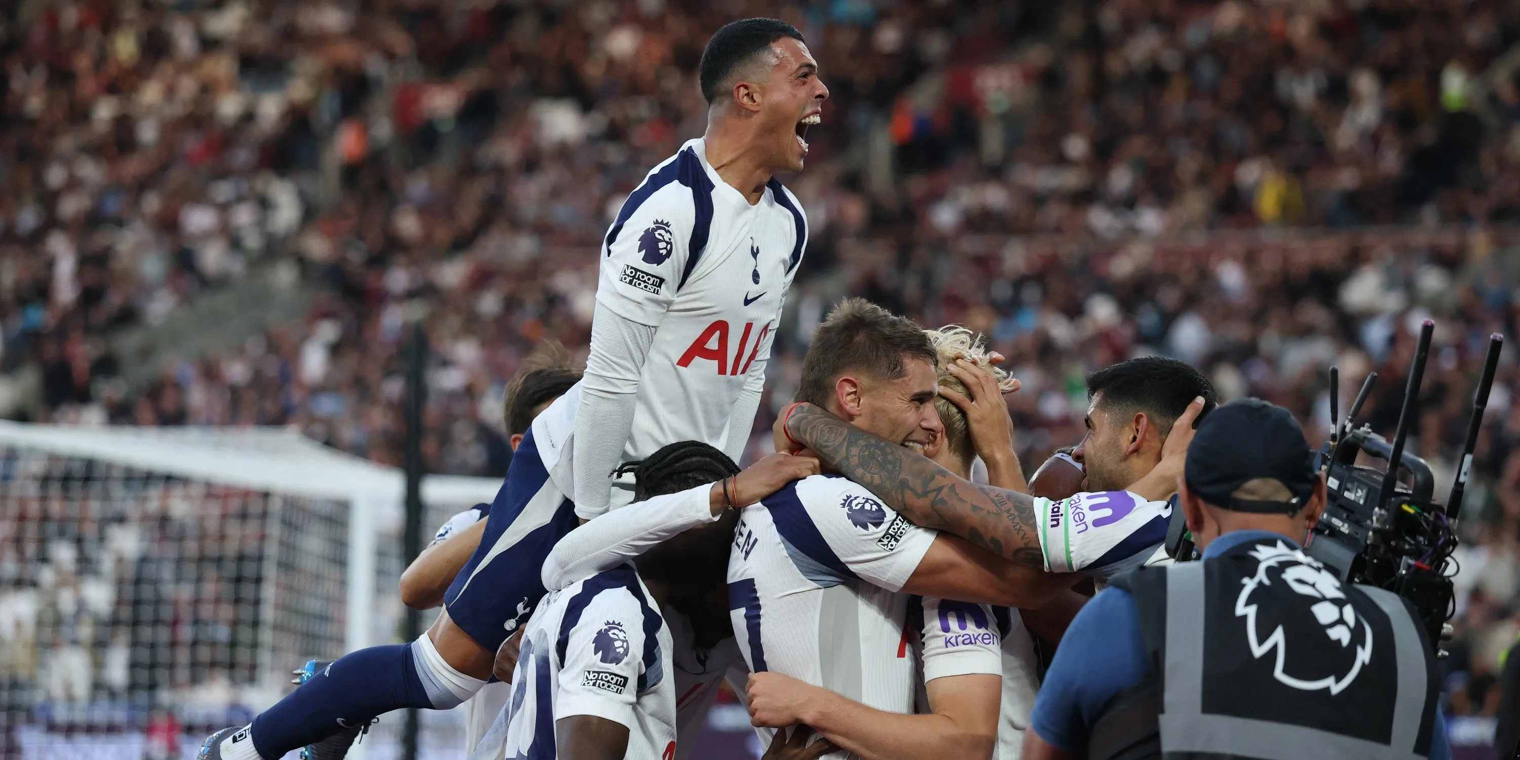 Micky van de Ven và Pedro Porro ăn mừng bàn thắng cho Tottenham