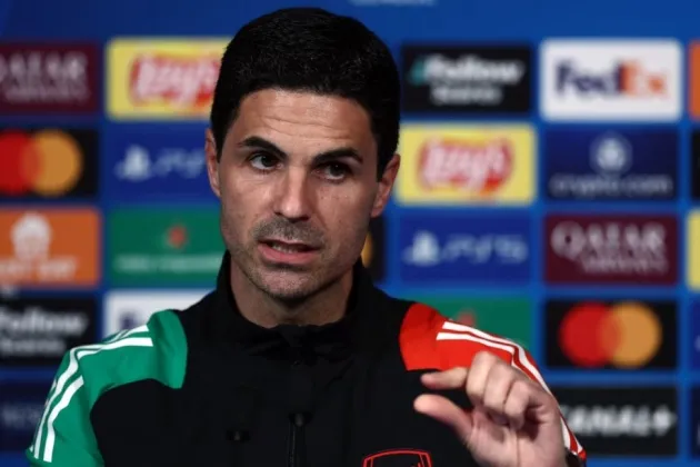 Mikel Arteta chỉ đạo bài tập tình huống cố định của Arsenal tại Emirates — chiến thuật bóng chết