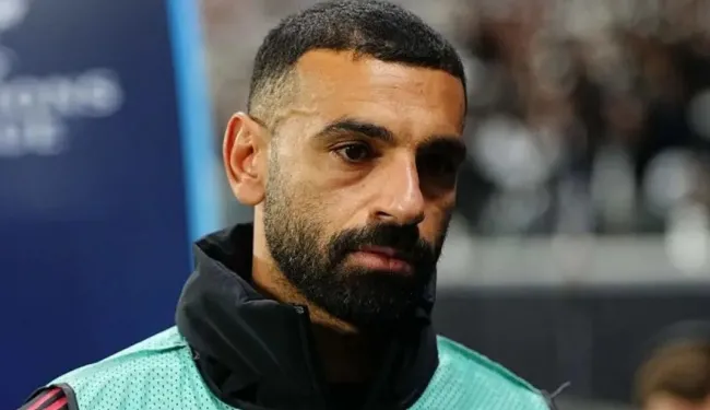 Mohamed Salah trên sân Anfield với biểu cảm tiếc nuối, phản ánh giai đoạn sa sút phong độ của tiền đạo Liverpool