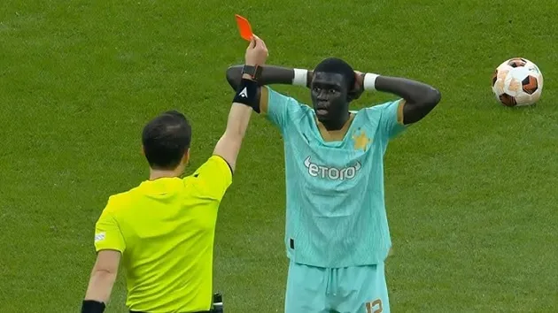 Một đội bóng sẽ gặp khó khi mất người vì thẻ đỏ, trận đấu buộc phải thi đấu với 10 người.