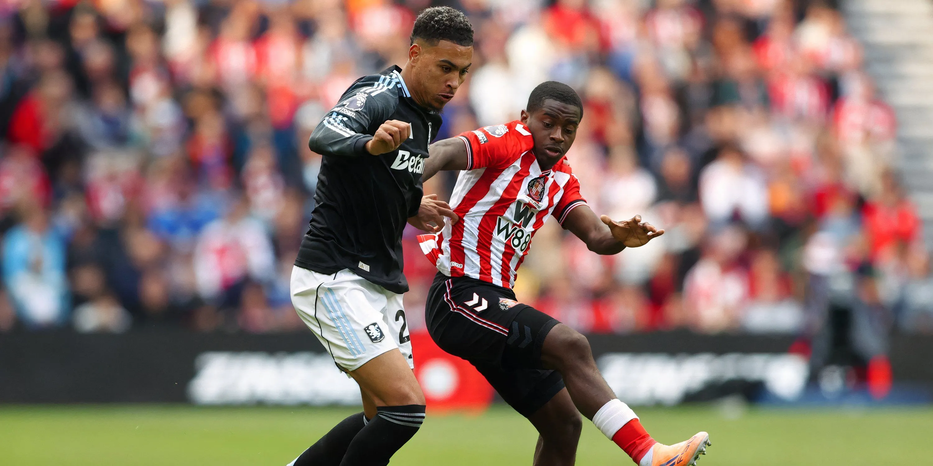 Noah Sadiki trong màu áo Sunderland, hậu vệ trẻ được Le Bris đánh giá tích cực trước Wolves