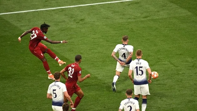 Origi dứt điểm tung lưới Tottenham trong chung kết Champions League 2019, tình huống hỗn độn từ quả phạt góc của Milner.