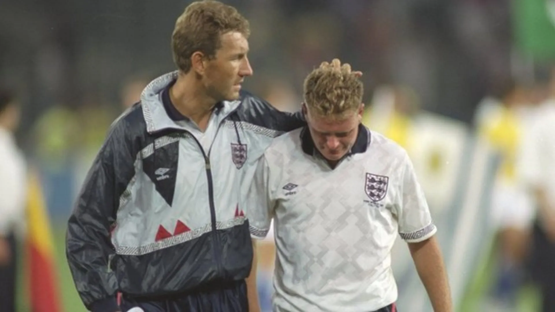 Paul Gascoigne bật khóc sau khi nhận thẻ vàng ở bán kết World Cup 1990, hình ảnh biểu tượng cho sức nặng của tấm thẻ.