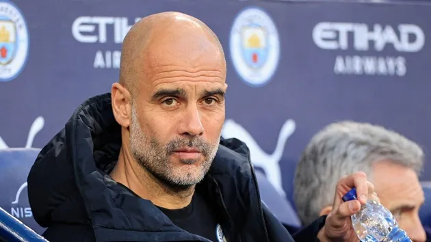 Pep Guardiola giảng bài chiến thuật kiểm soát bóng, đại diện cho trường phái tối đa hóa xG