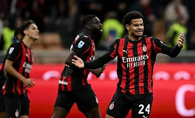 Pha ăn mừng của cầu thủ AC Milan sau bàn mở tỷ số của Leão tại San Siro