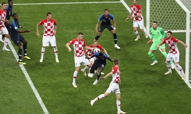 Pha bóng Perisic chạm tay bị VAR phát hiện tại World Cup 2018, dẫn tới penalty cho Pháp