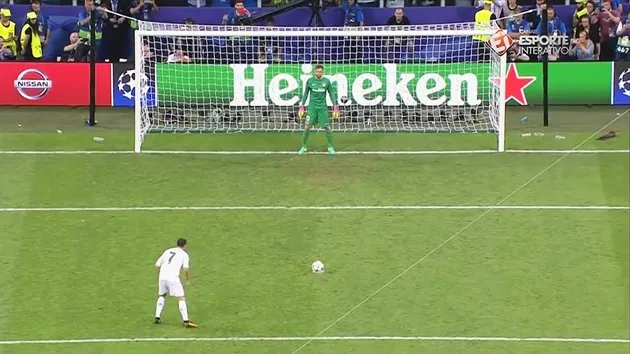 Pha trọng đại quyết định trận đấu: bóng đặt trên chấm 11m trước những ánh đèn và áp lực khán đài.