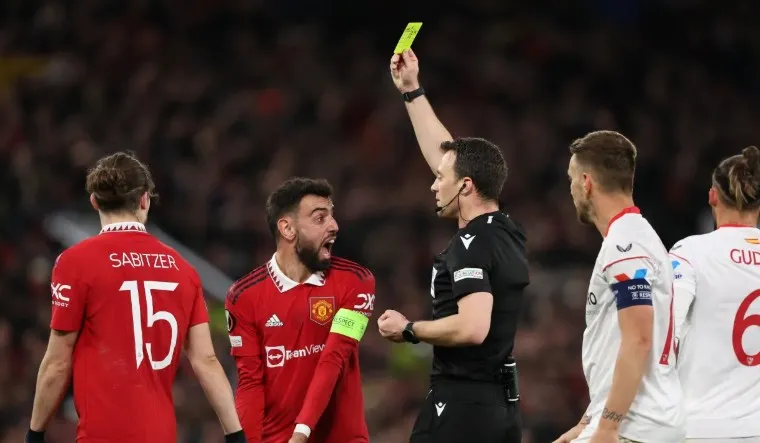 Phản ứng thái quá với quyết định của trọng tài có thể dẫn đến chiếc thẻ vàng.