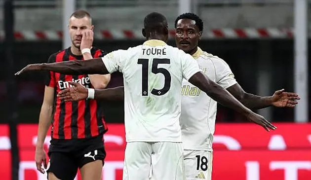 Pisa gây nhiều khó khăn cho AC Milan với hàng thủ tổ chức và phản công sắc bén
